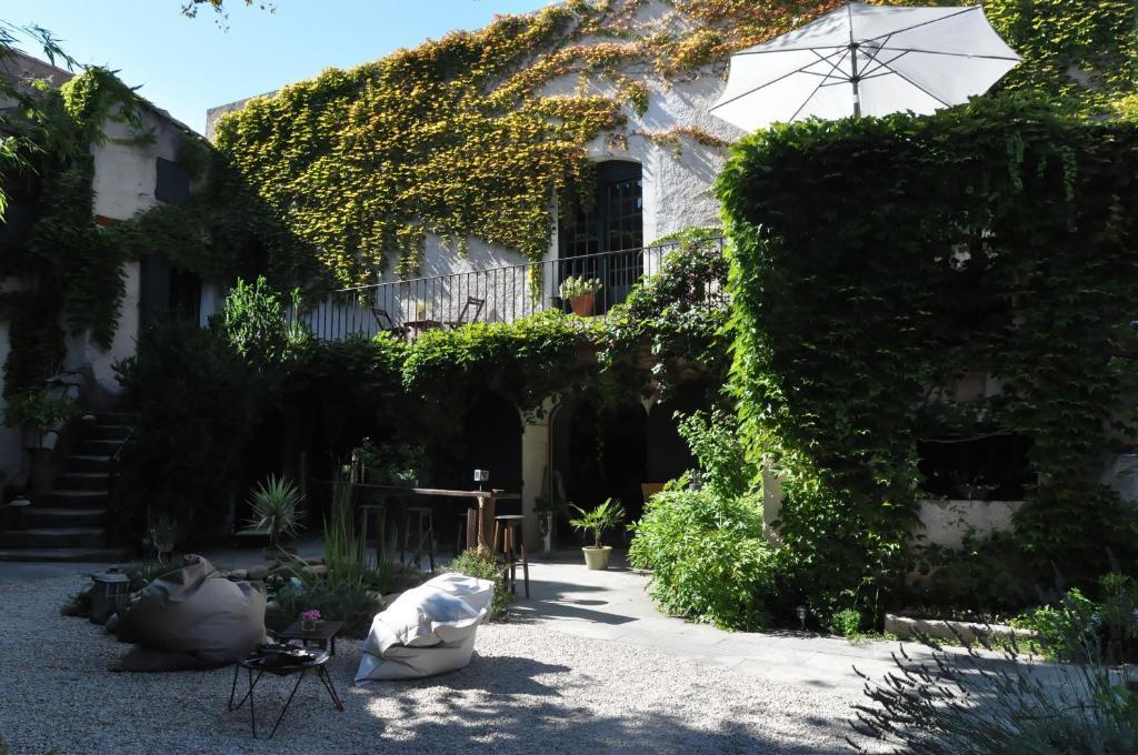 La Demeure Acomodação com café da manhã Eyguières Exterior foto